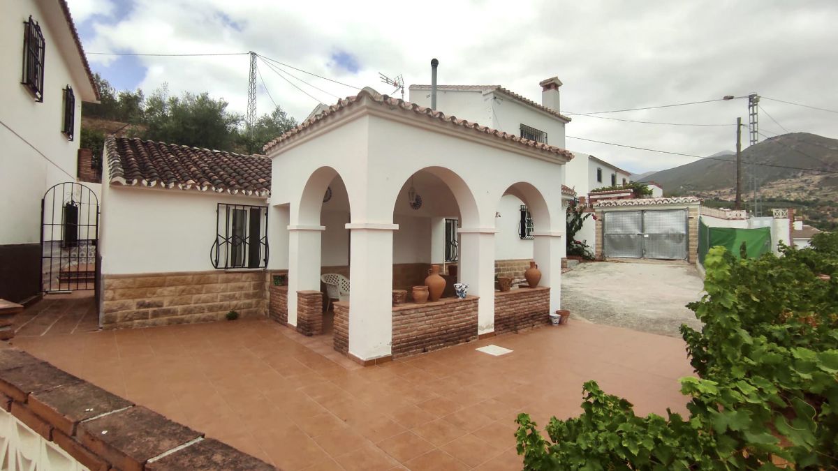 Large house for sale in Alcaucín, tourist complex