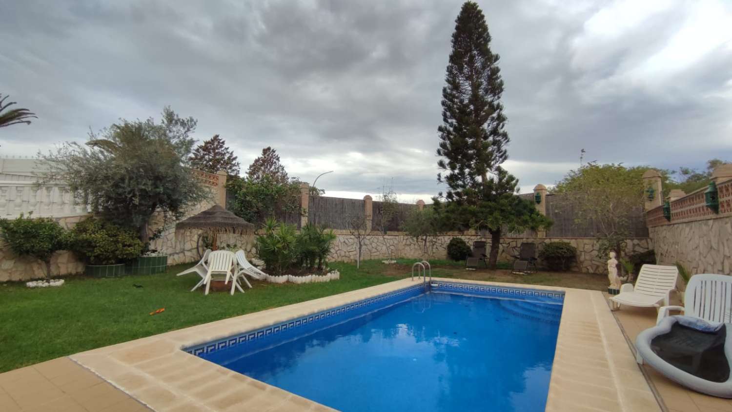 宏伟的别墅出售在Caleta del Sol，高尔夫球场