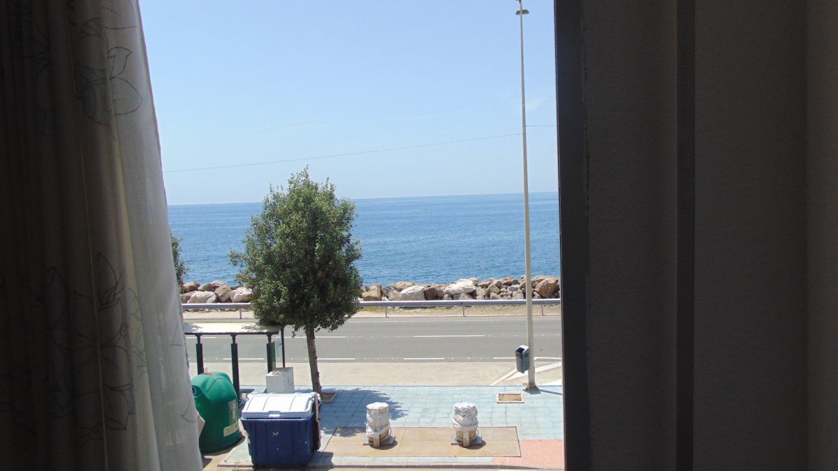 For sale apartment on the 1st line of the beach in Mezquitilla