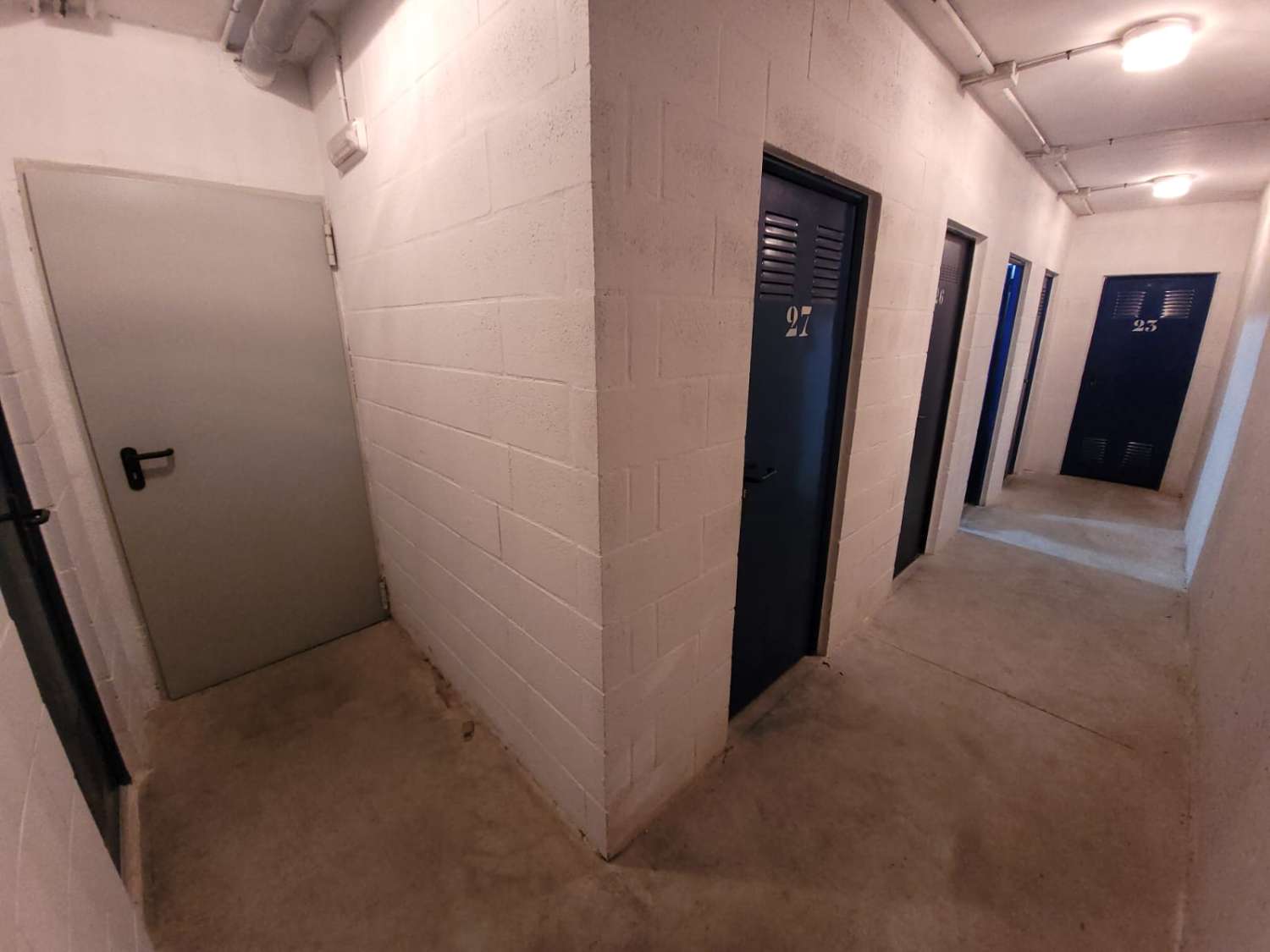 Varastotila myytävänä Torre del marissa, Azucarerassa