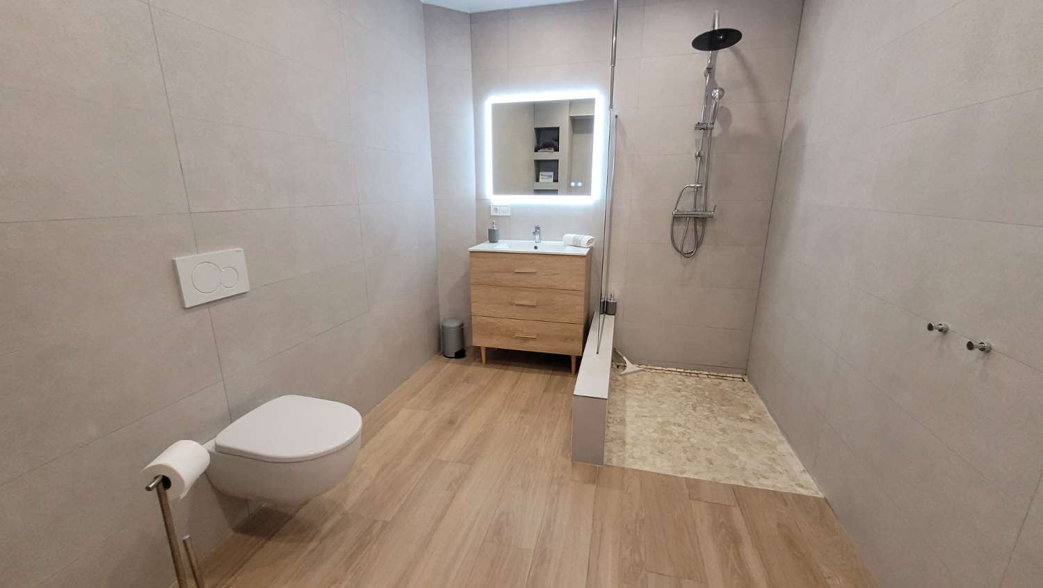 Kaunis talo myytävänä 50 metrin päässä rannasta, Torre del Mar