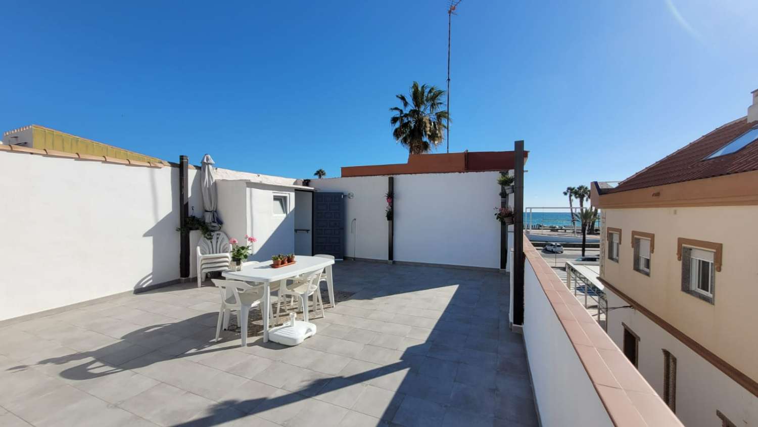 Kaunis talo myytävänä 50 metrin päässä rannasta, Torre del Mar