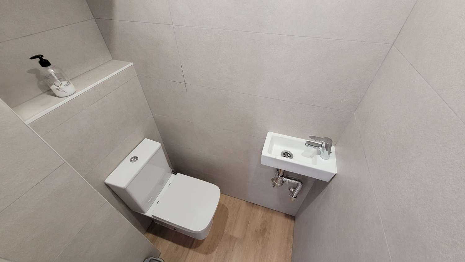 Kaunis talo myytävänä 50 metrin päässä rannasta, Torre del Mar