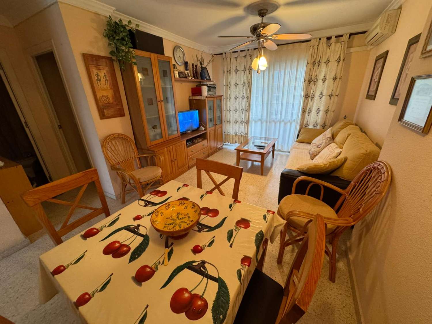 Продается отличная квартира в Торре-дель-Мар, с видом на море.