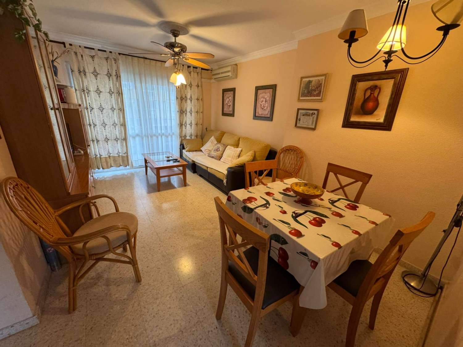 Продается отличная квартира в Торре-дель-Мар, с видом на море.