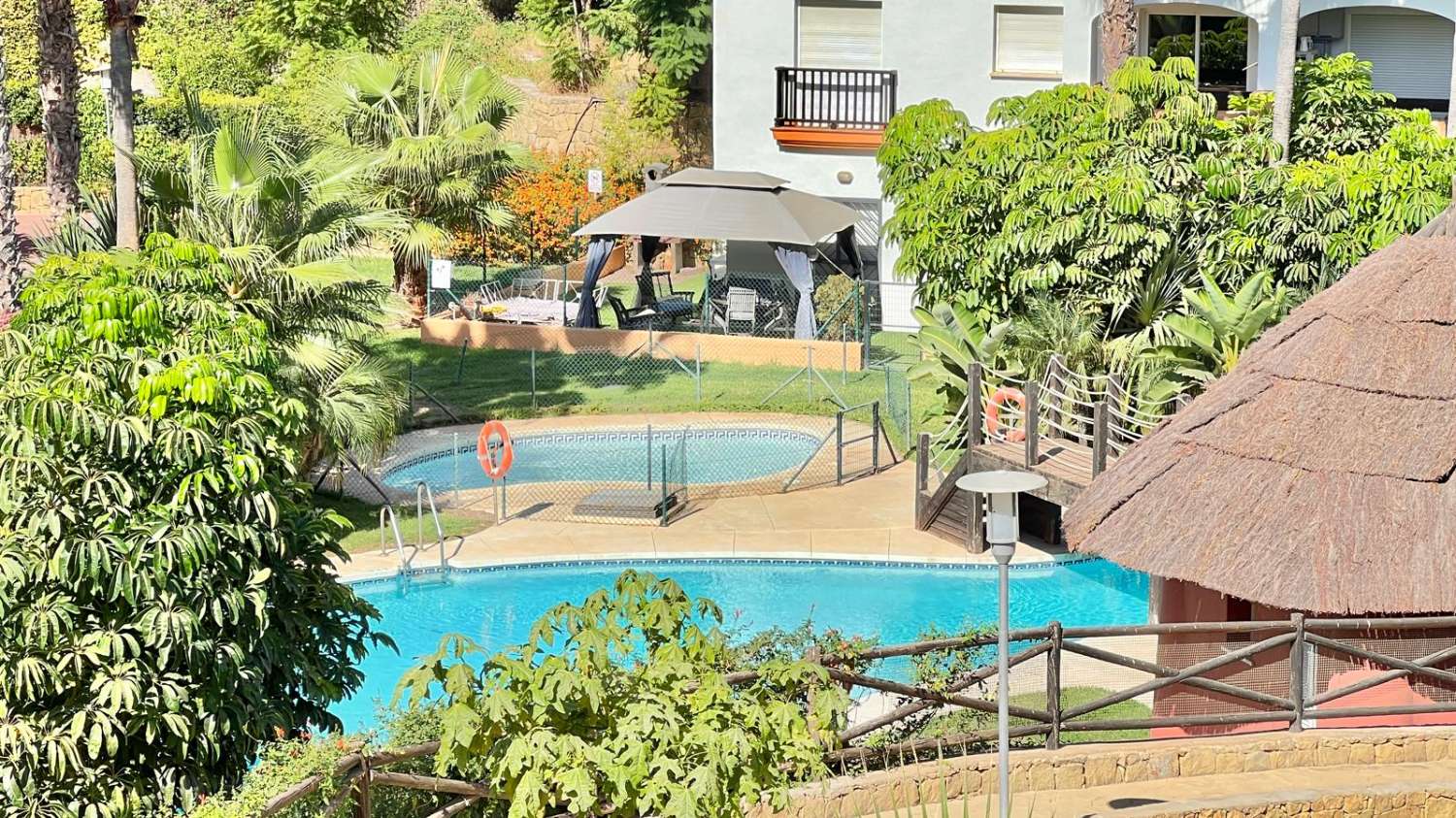 Lägenhet till salu med stora terrasser i Caleta de Vélez, Golfbana