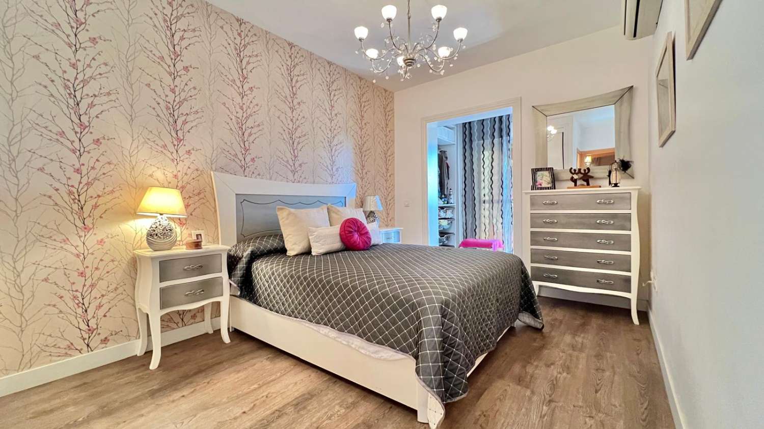 Lägenhet till salu med stora terrasser i Caleta de Vélez, Golfbana