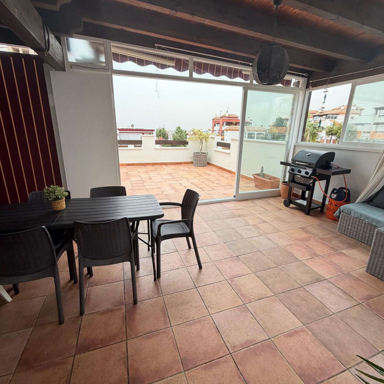 位于Caleta de Vélez的美丽公寓出售，带有大型露台和社区区域