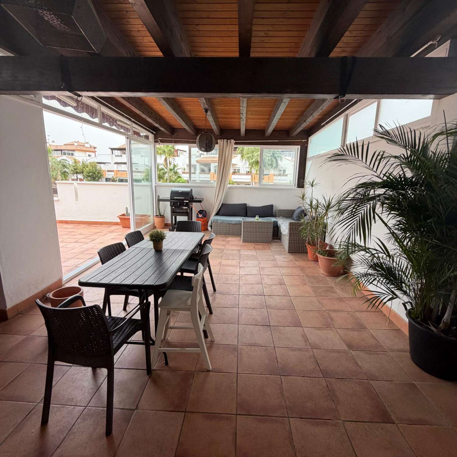 位于Caleta de Vélez的美丽公寓出售，带有大型露台和社区区域