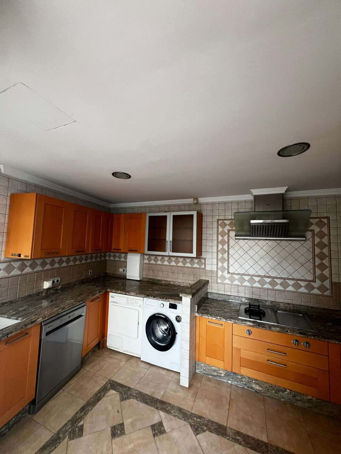 Stort hus med havsutsikt till salu i Caleta de Vélez