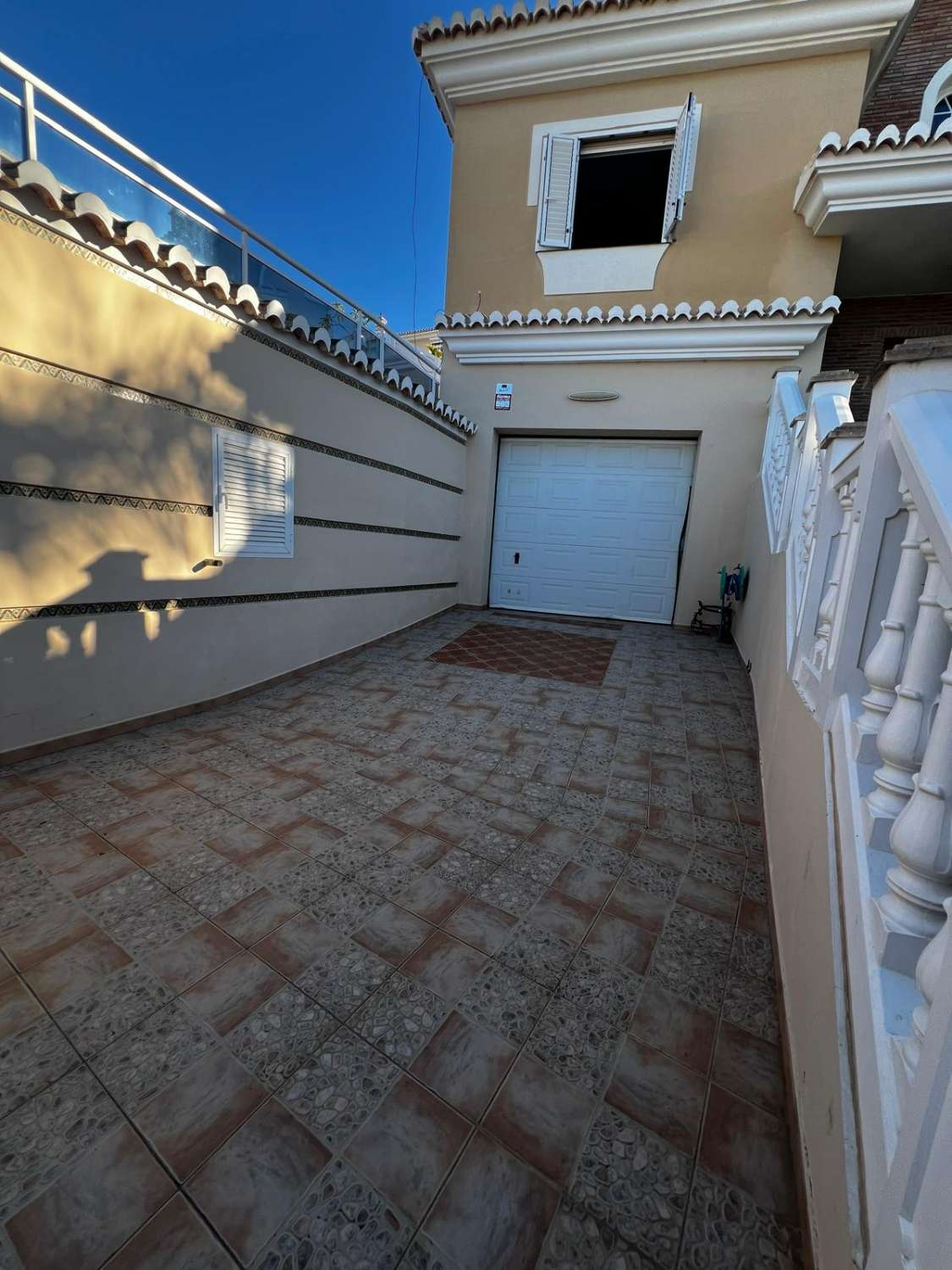 Stort hus med havsutsikt till salu i Caleta de Vélez