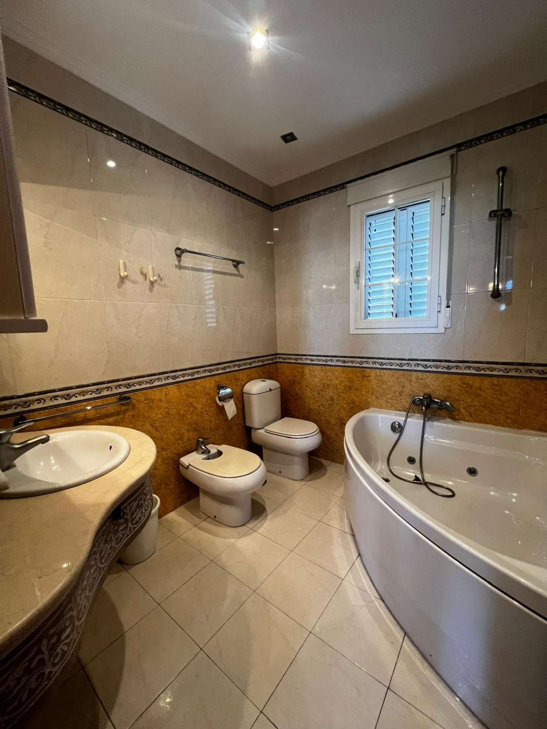 Stort hus med havsutsikt till salu i Caleta de Vélez