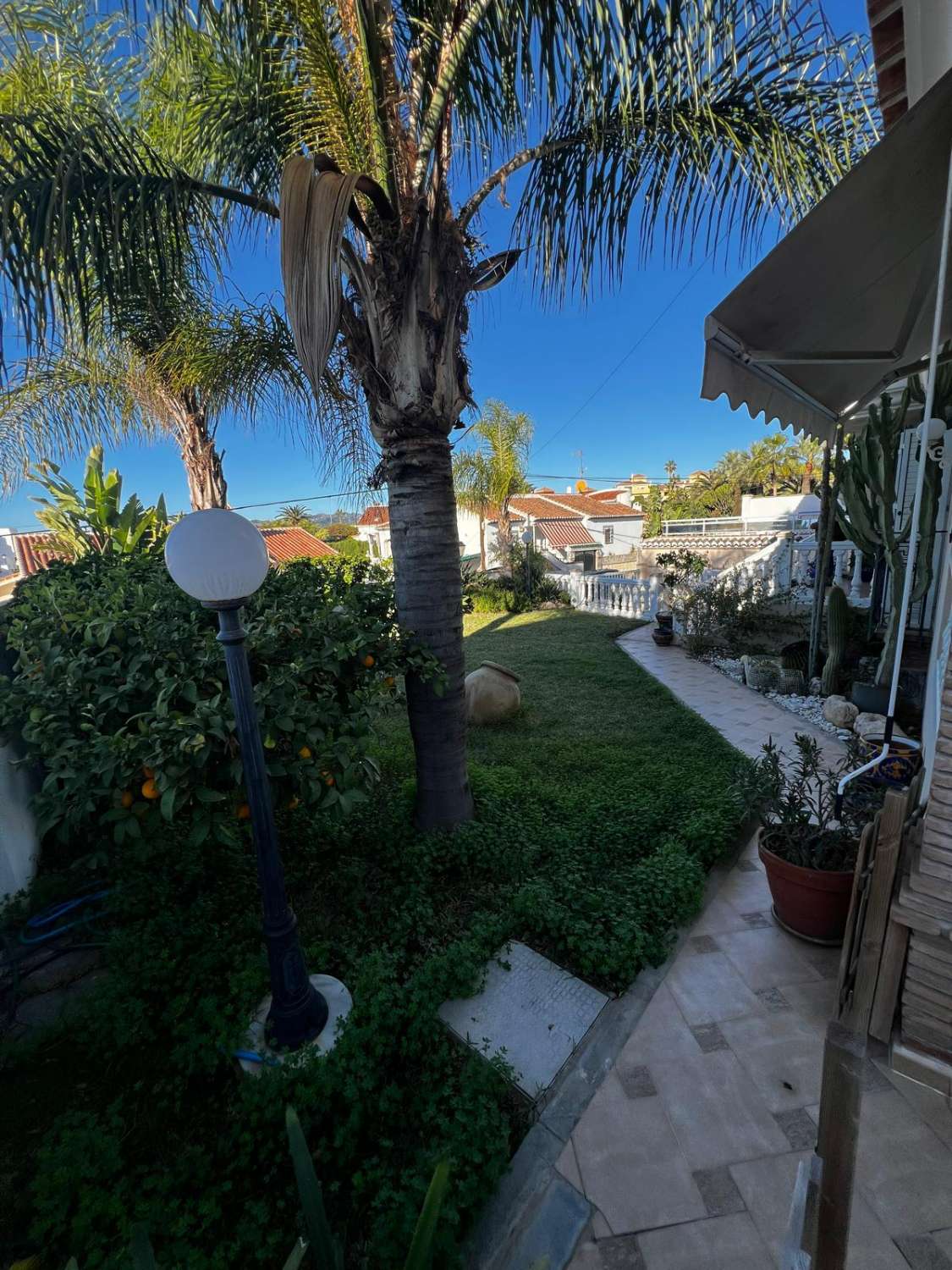 Stort hus med havsutsikt till salu i Caleta de Vélez