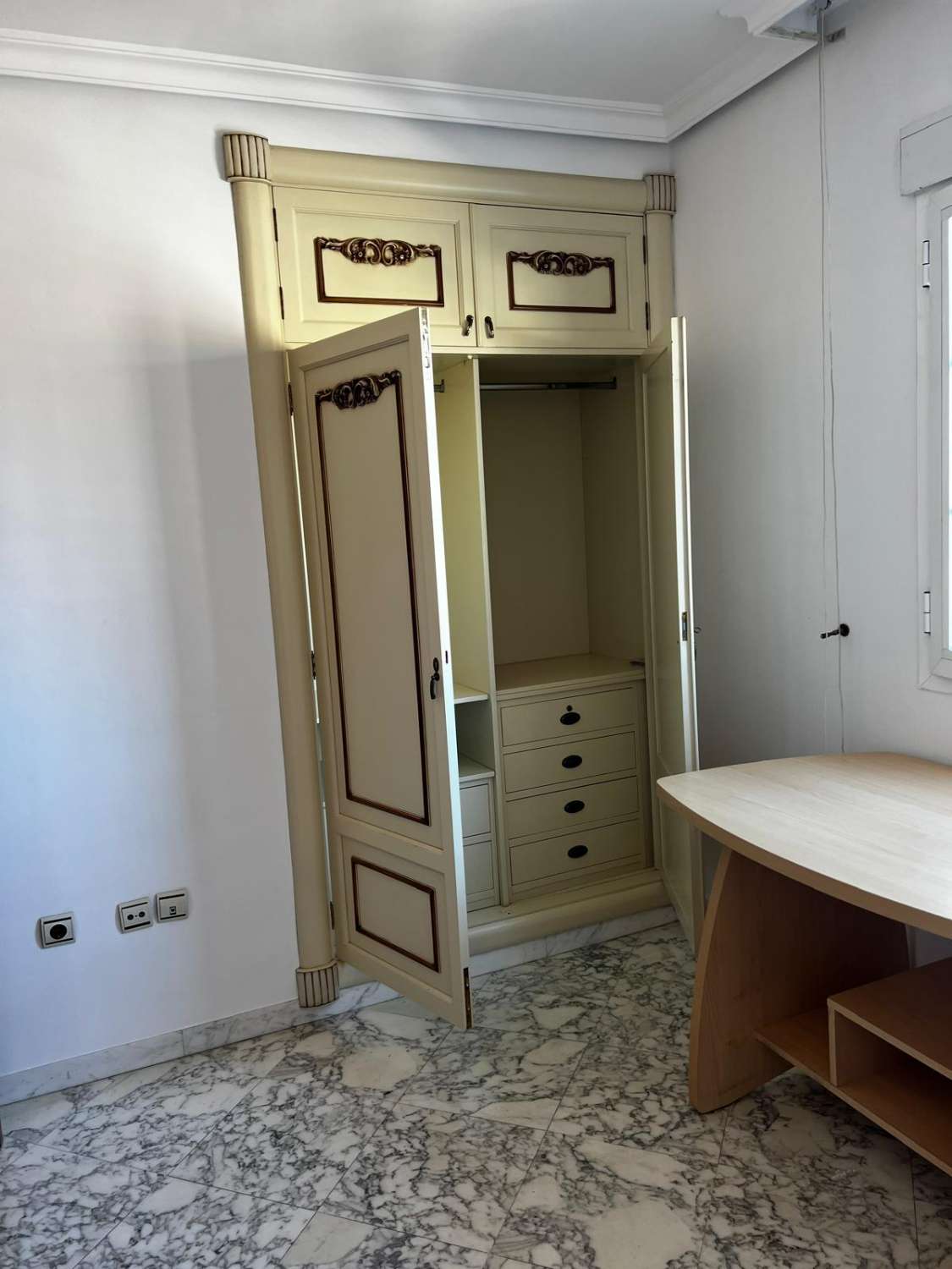 Stort hus med havsutsikt till salu i Caleta de Vélez