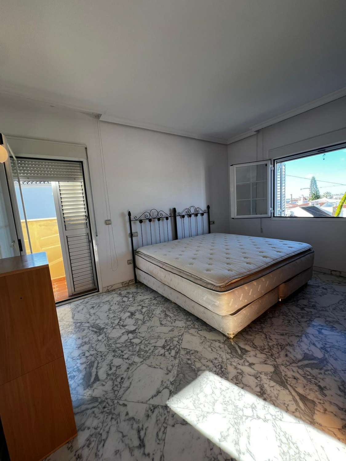 Stort hus med havsutsikt till salu i Caleta de Vélez