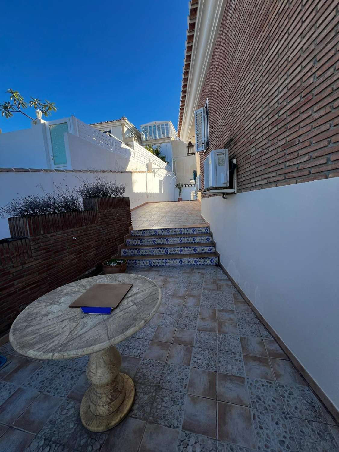 Stort hus med havsutsikt till salu i Caleta de Vélez