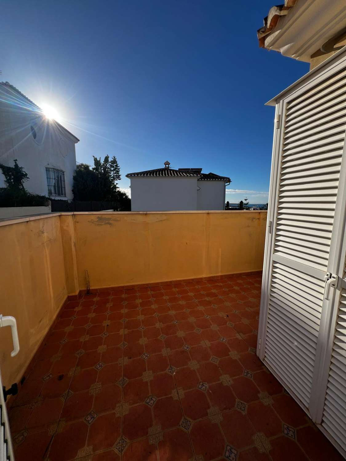 Stort hus med havsutsikt till salu i Caleta de Vélez