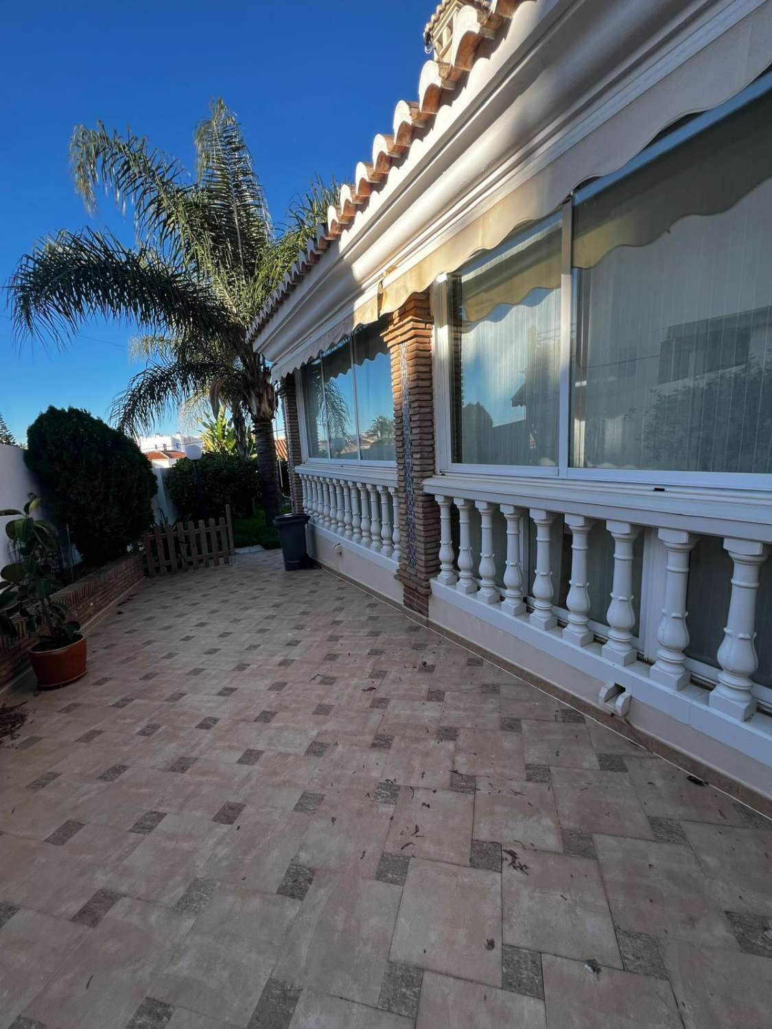 Stort hus med havsutsikt till salu i Caleta de Vélez