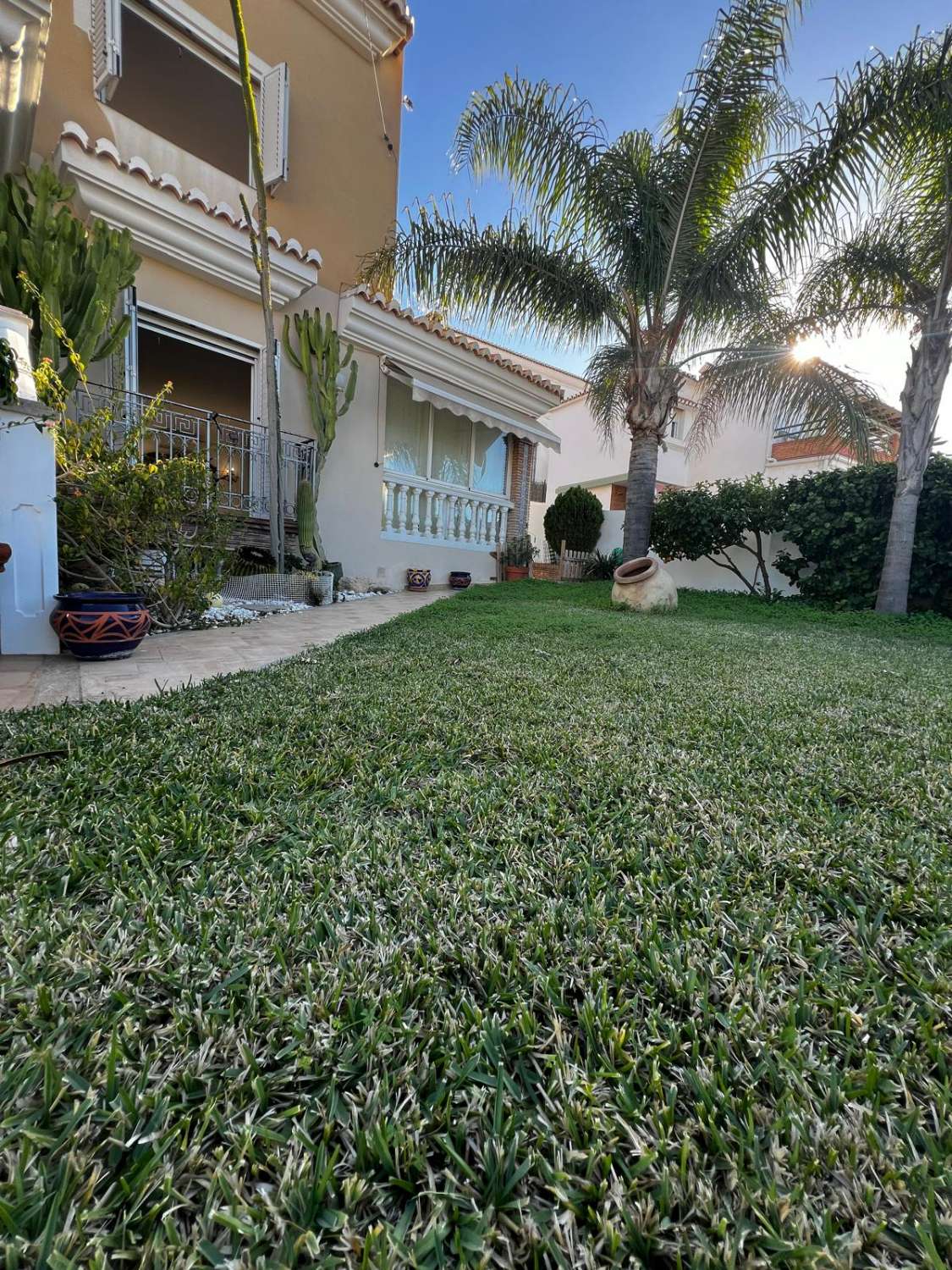 Stort hus med havsutsikt till salu i Caleta de Vélez