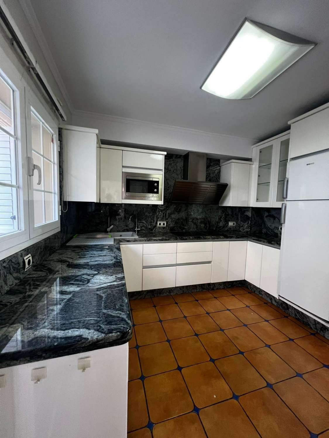 Stort hus med havsutsikt till salu i Caleta de Vélez