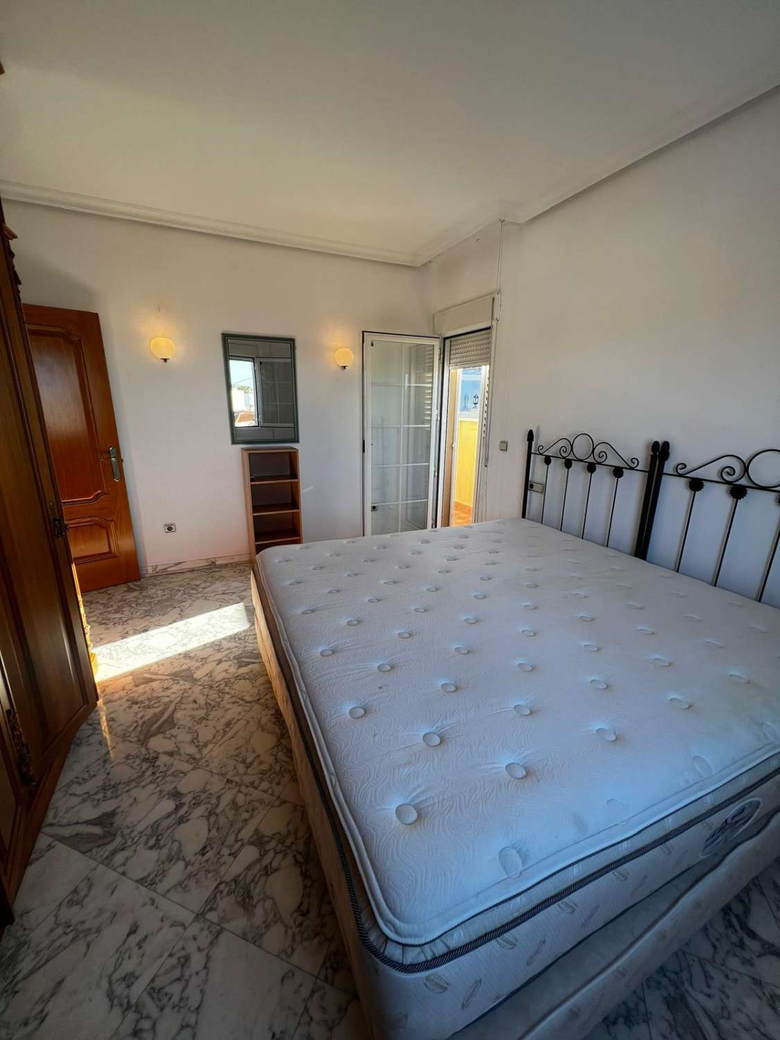 Stort hus med havsutsikt till salu i Caleta de Vélez