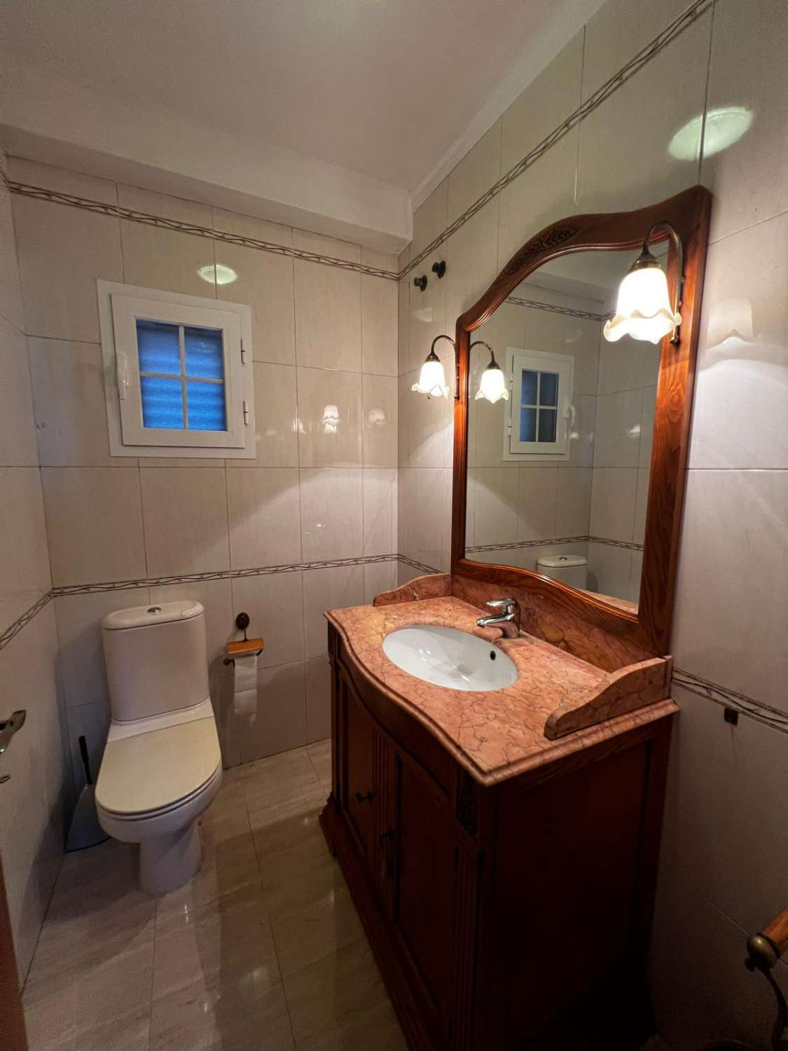 Stort hus med havsutsikt till salu i Caleta de Vélez