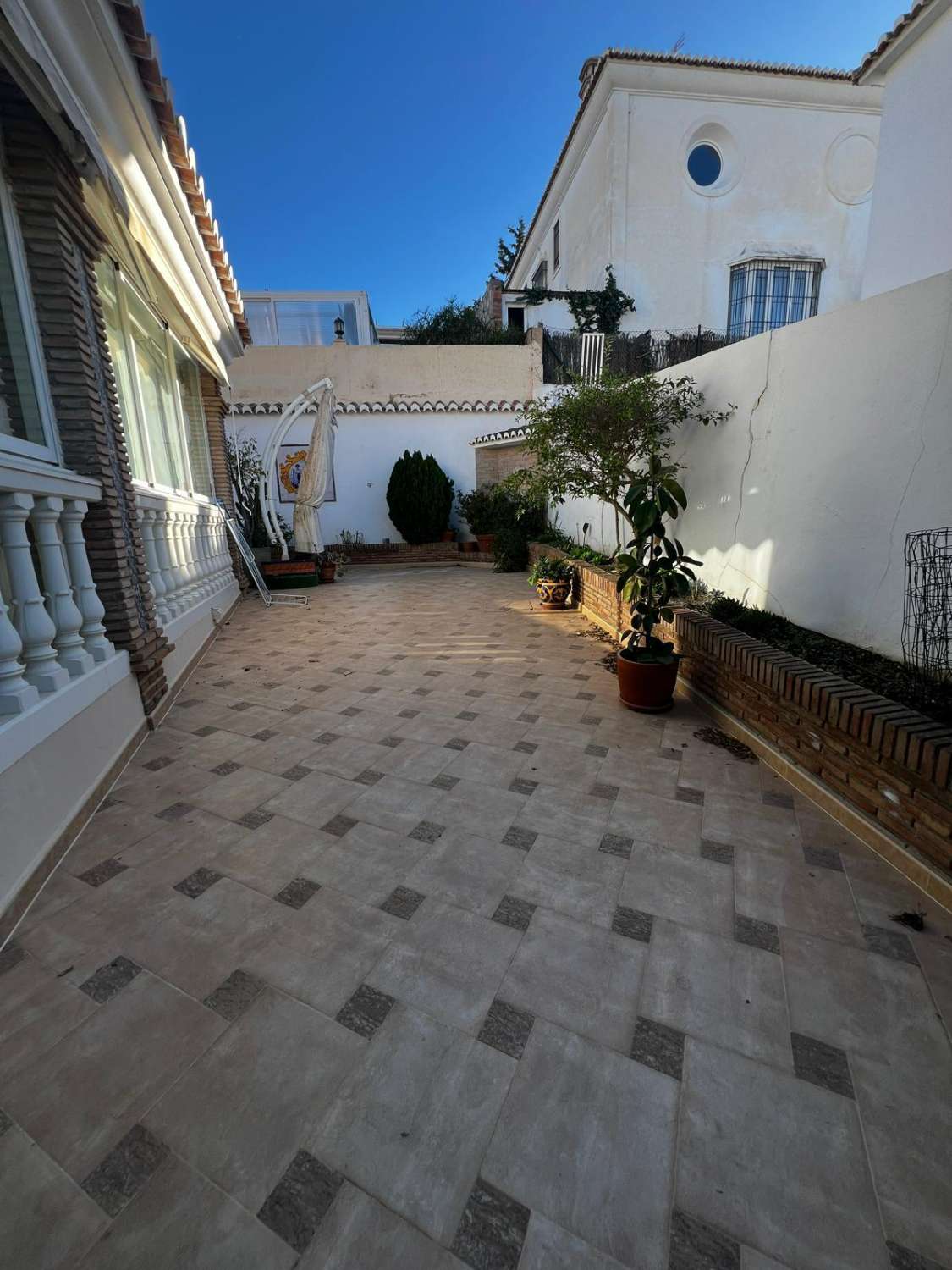 Stort hus med havsutsikt till salu i Caleta de Vélez