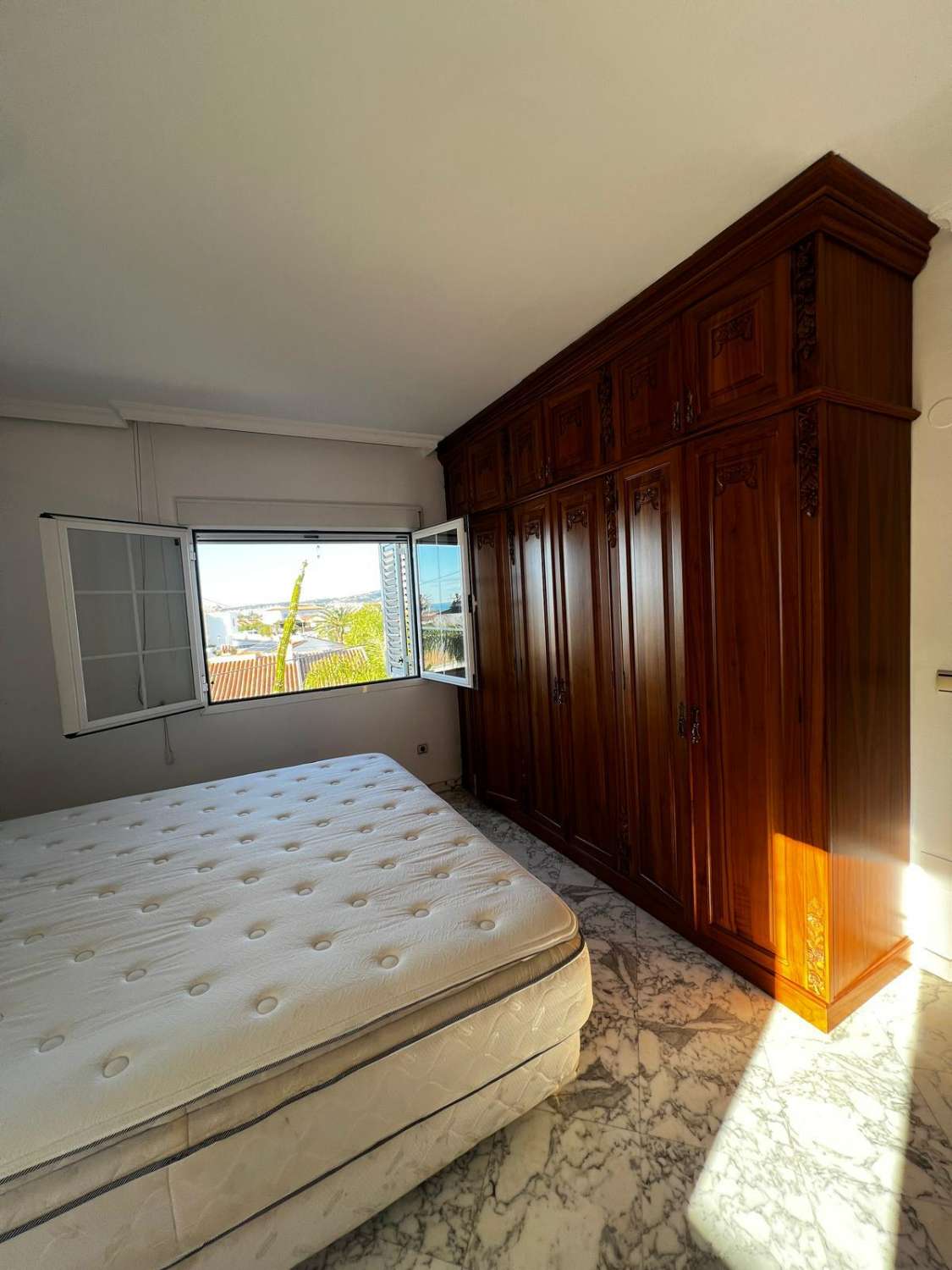 Stort hus med havsutsikt till salu i Caleta de Vélez