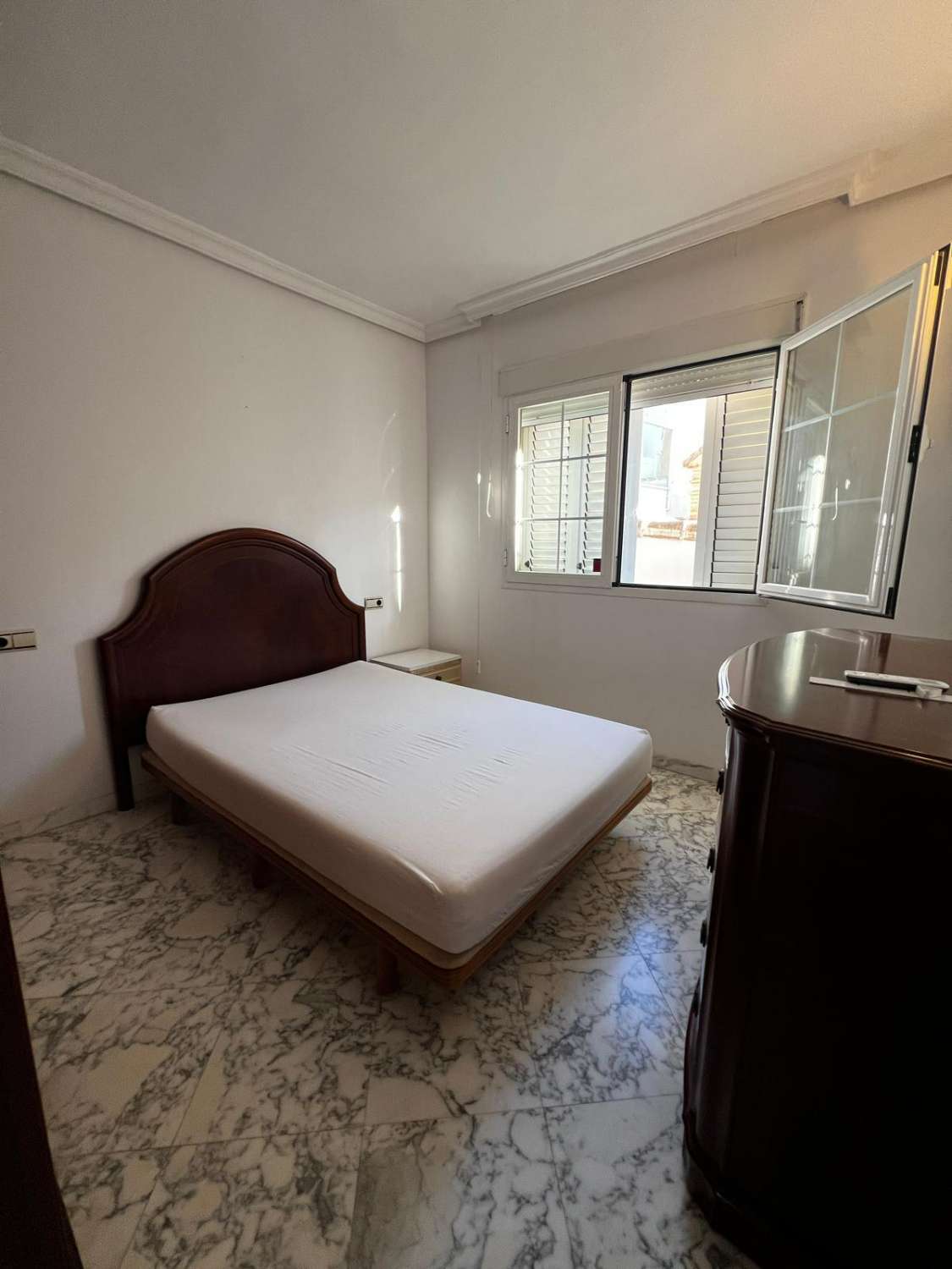 Stort hus med havsutsikt till salu i Caleta de Vélez