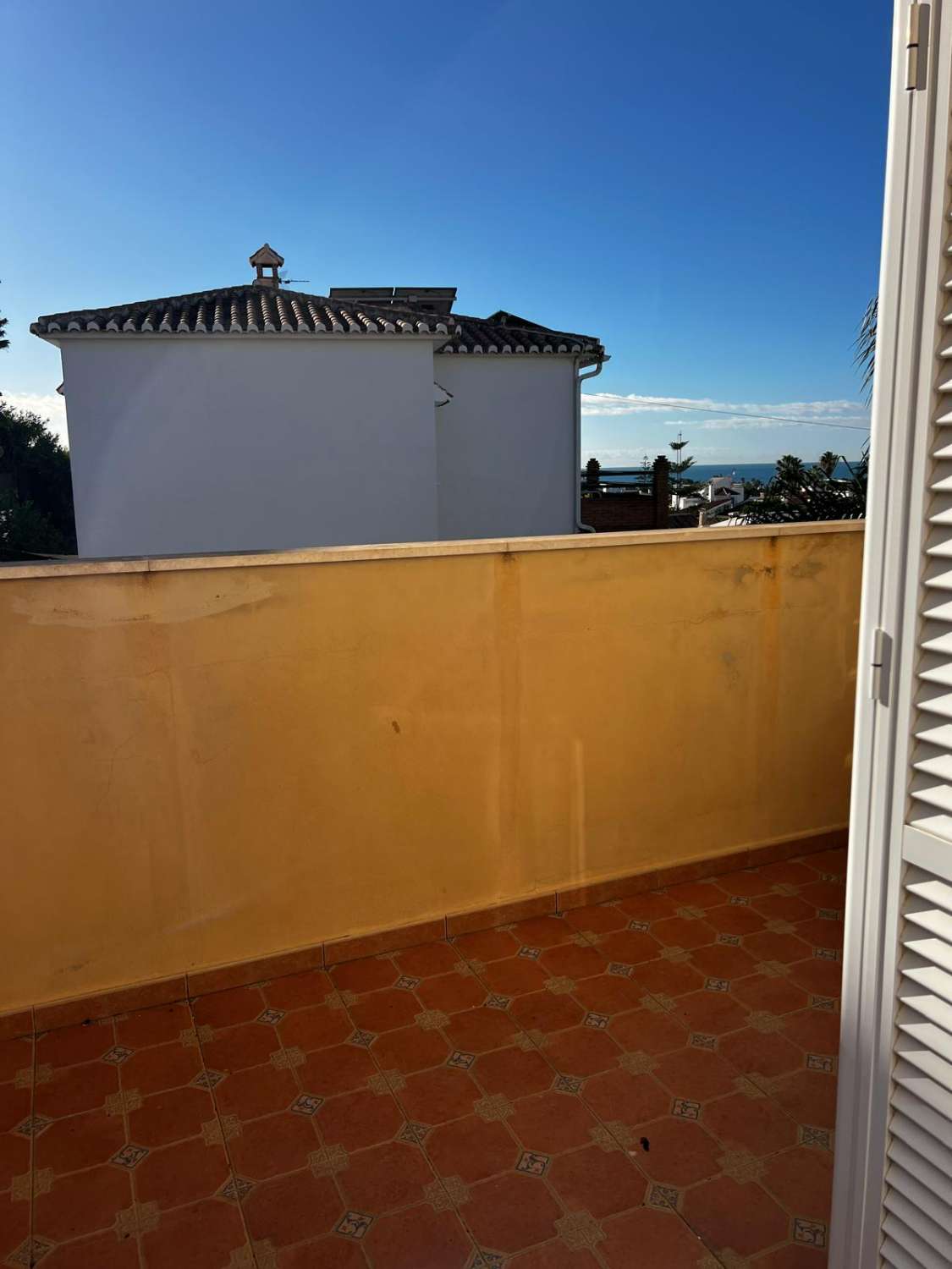 Stort hus med havsutsikt till salu i Caleta de Vélez