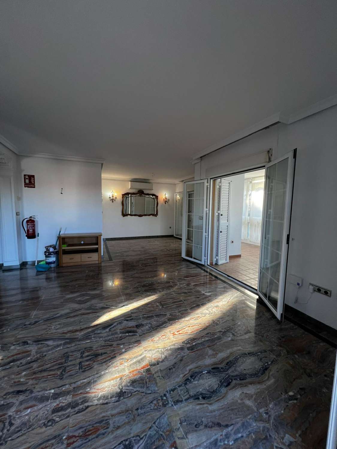 Stort hus med havsutsikt till salu i Caleta de Vélez