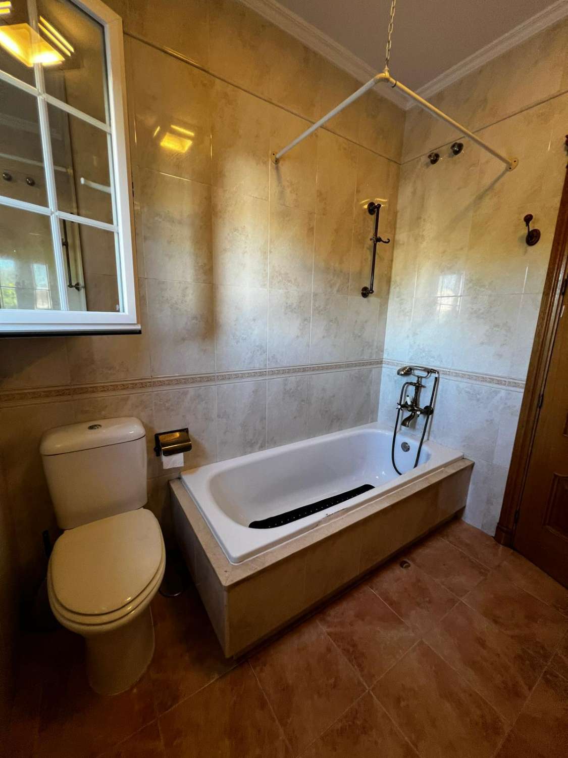 Stort hus med havsutsikt till salu i Caleta de Vélez