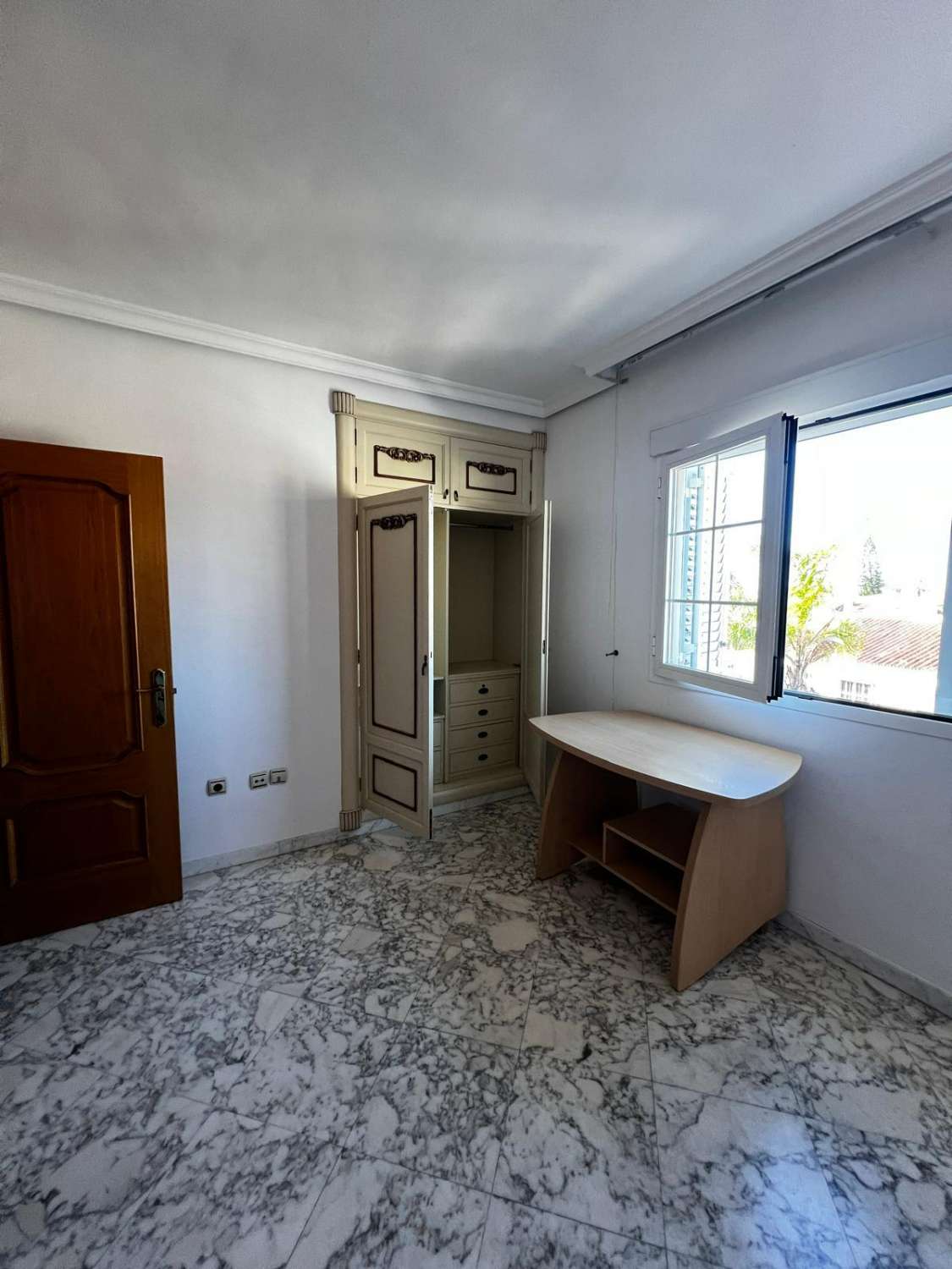 Stort hus med havsutsikt till salu i Caleta de Vélez