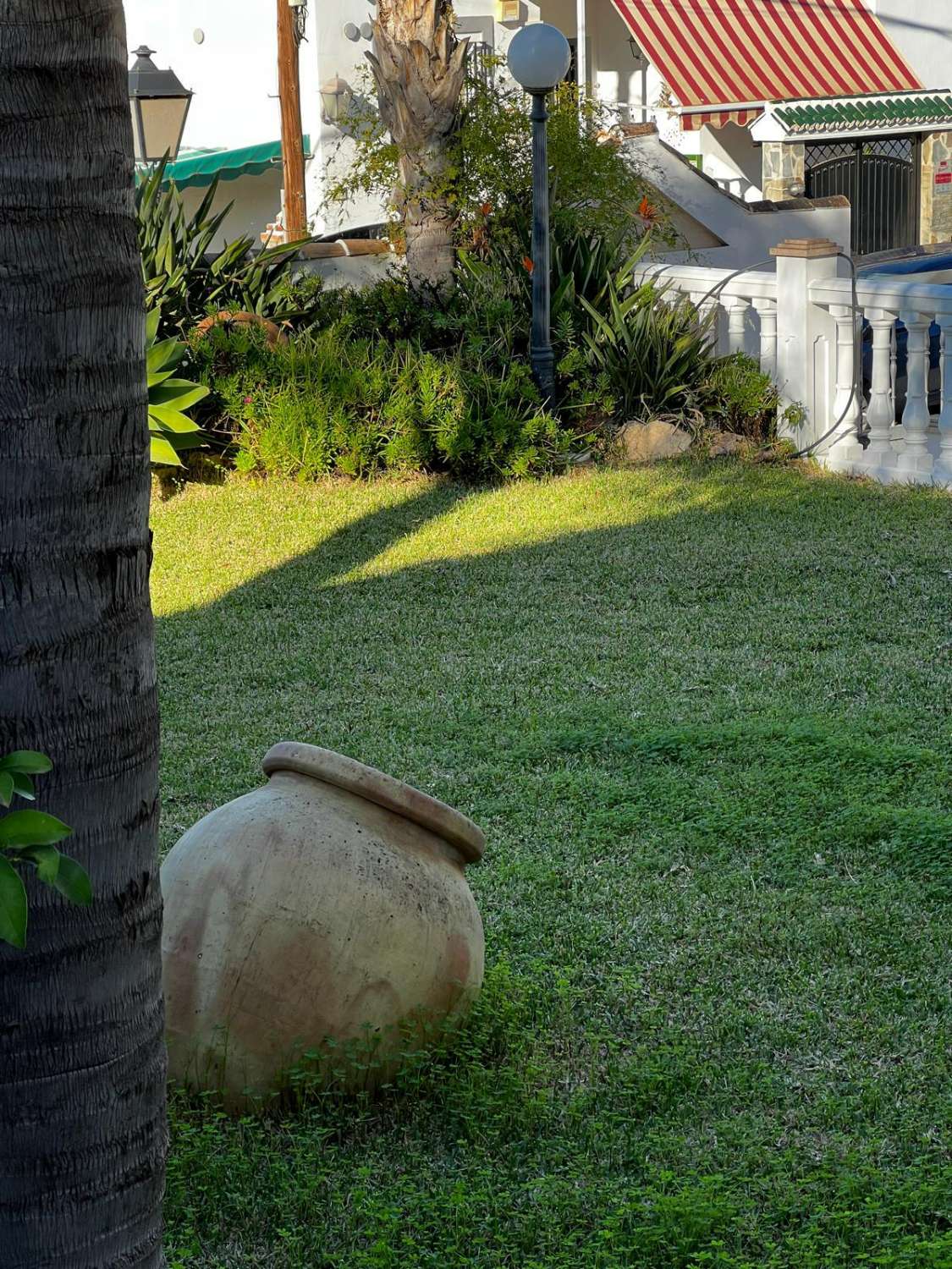 Stort hus med havsutsikt till salu i Caleta de Vélez