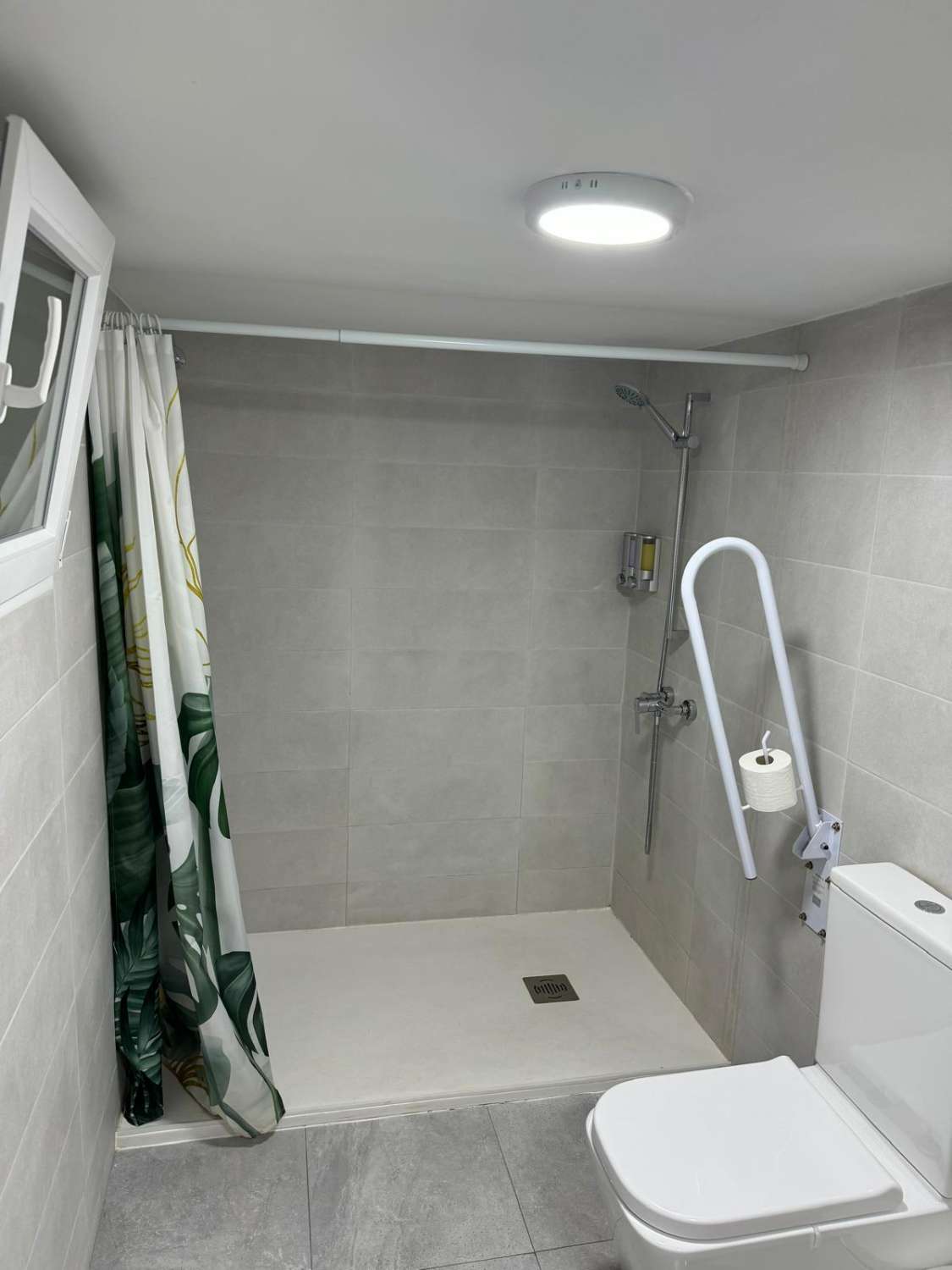 Un grand COMMERCIAL RÉNOVÉ en tant que bien à vendre, Torre del Mar