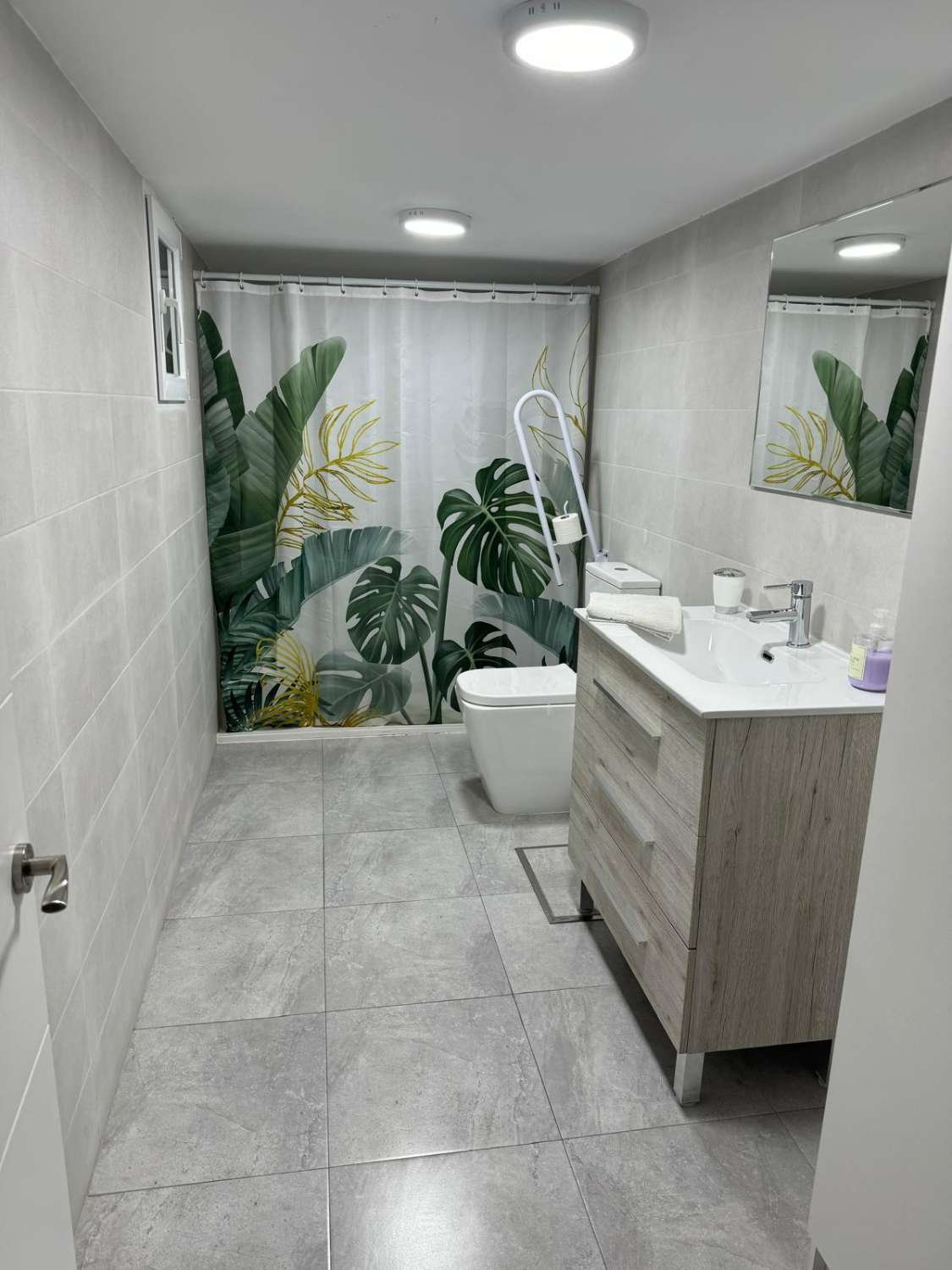 Un grand COMMERCIAL RÉNOVÉ en tant que bien à vendre, Torre del Mar