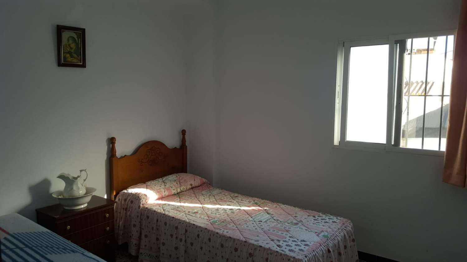 Grande maison de trois étages à vendre à Algarrobo