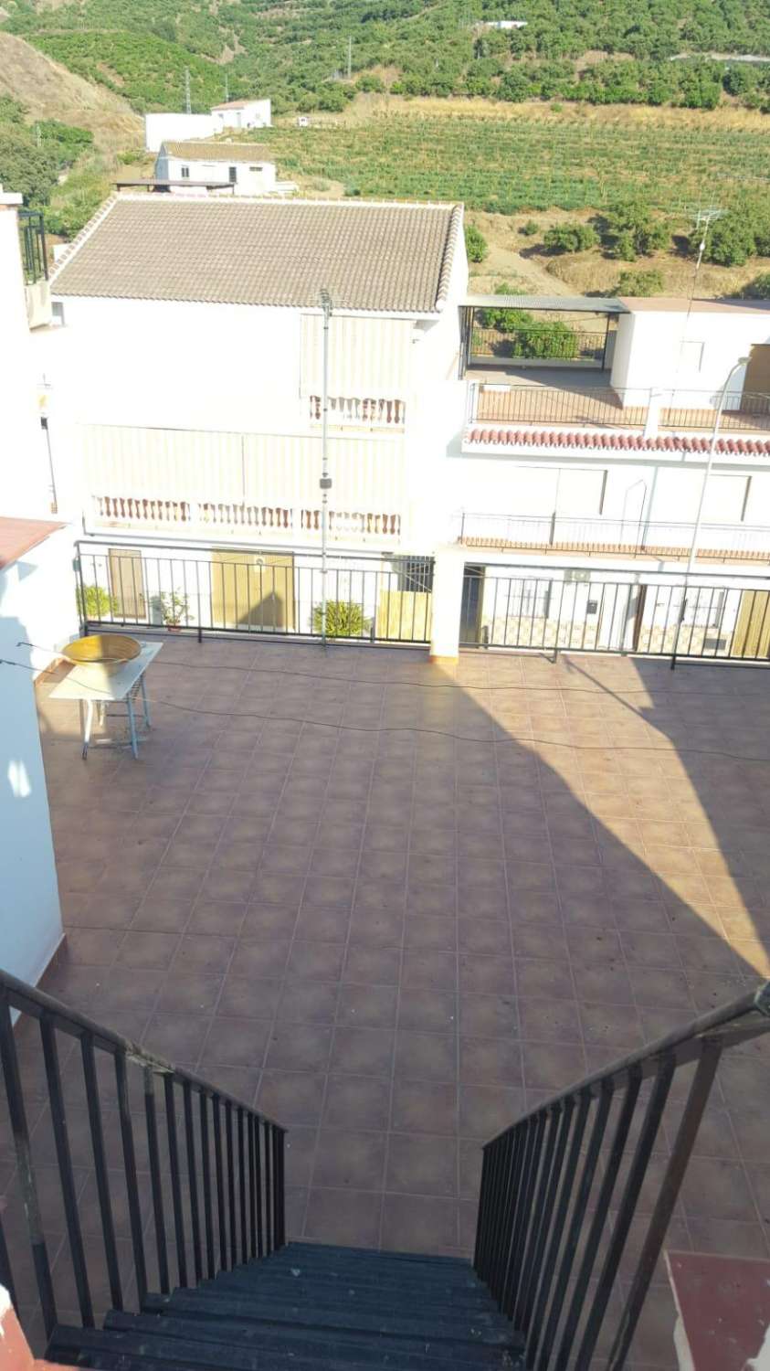 Stort trevåningshus till salu i Algarrobo