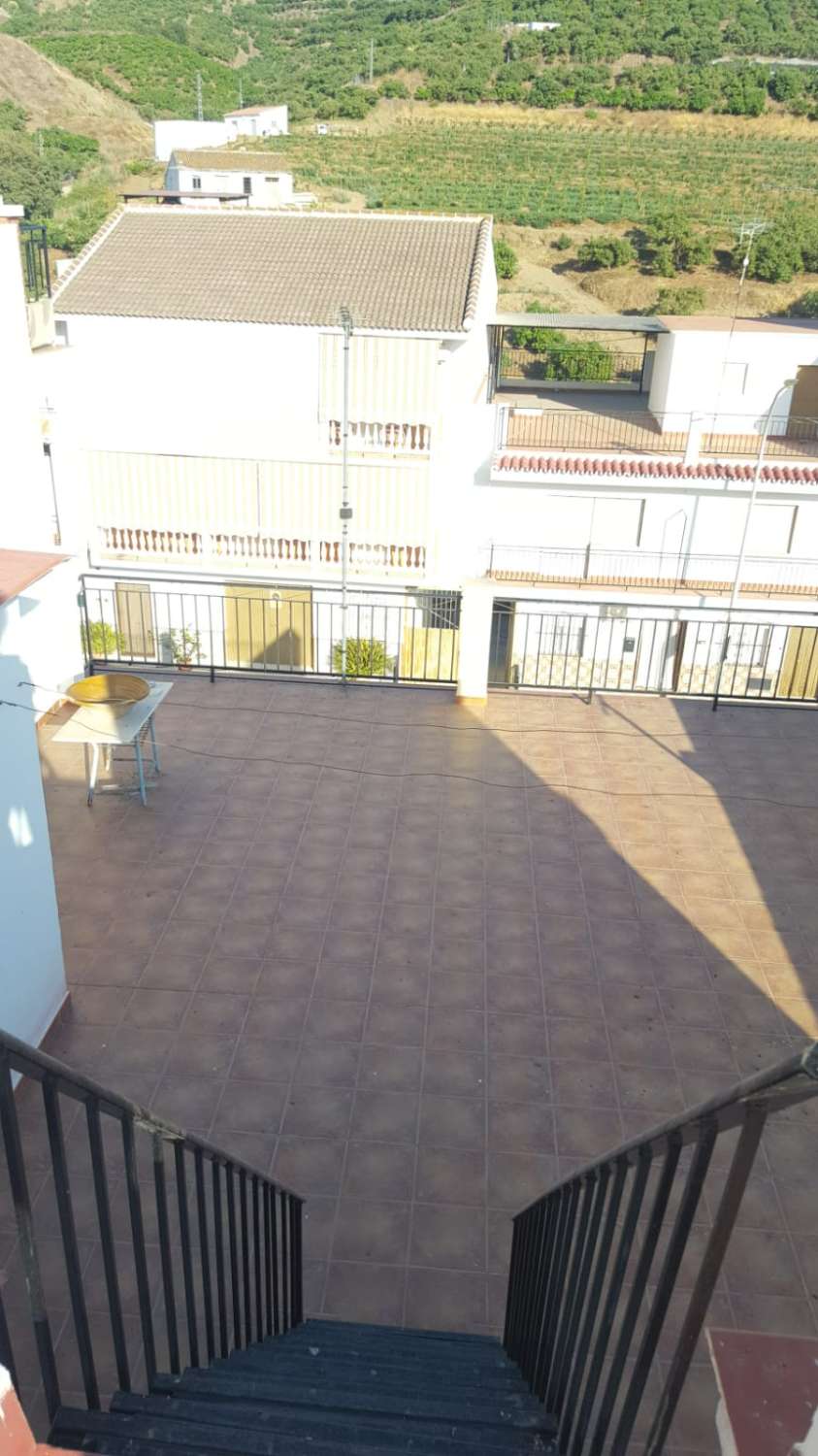 Grande maison de trois étages à vendre à Algarrobo