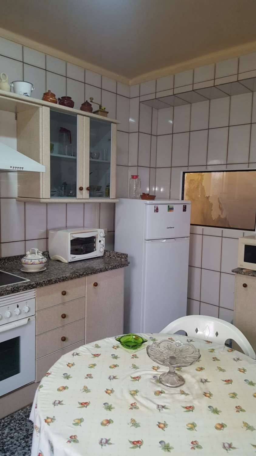 Grande maison de trois étages à vendre à Algarrobo