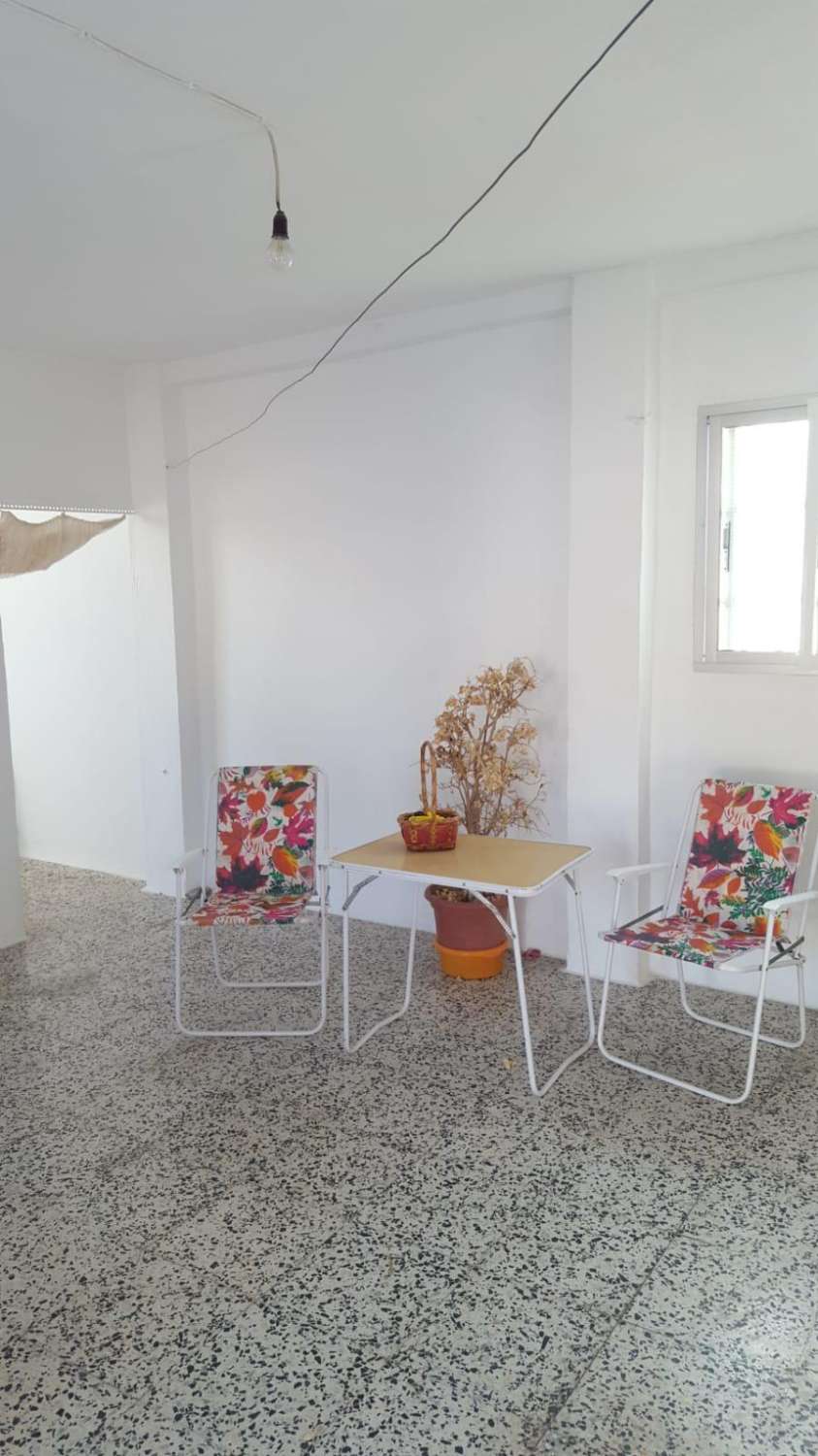 Stort trevåningshus till salu i Algarrobo