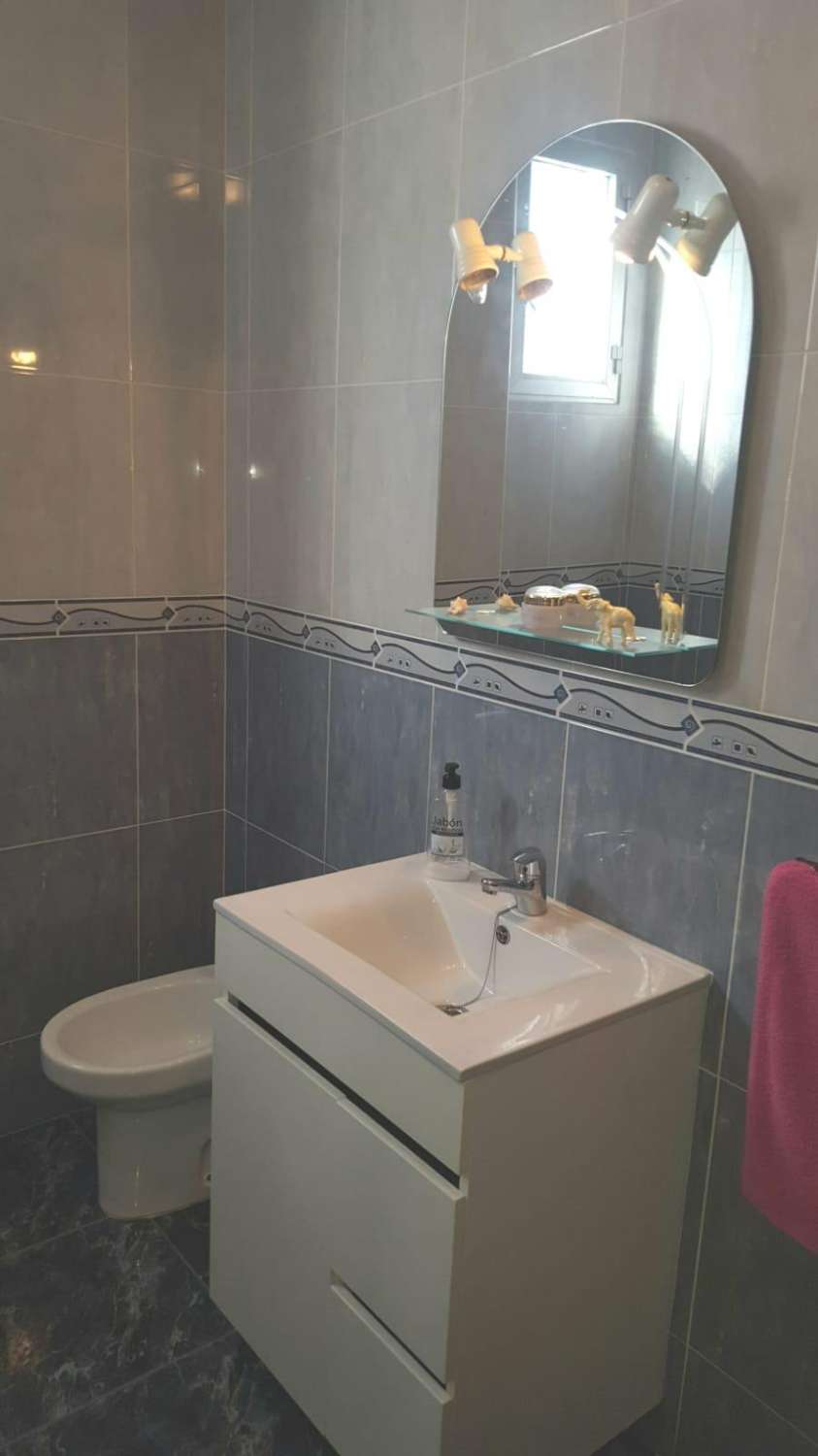 Stort trevåningshus till salu i Algarrobo