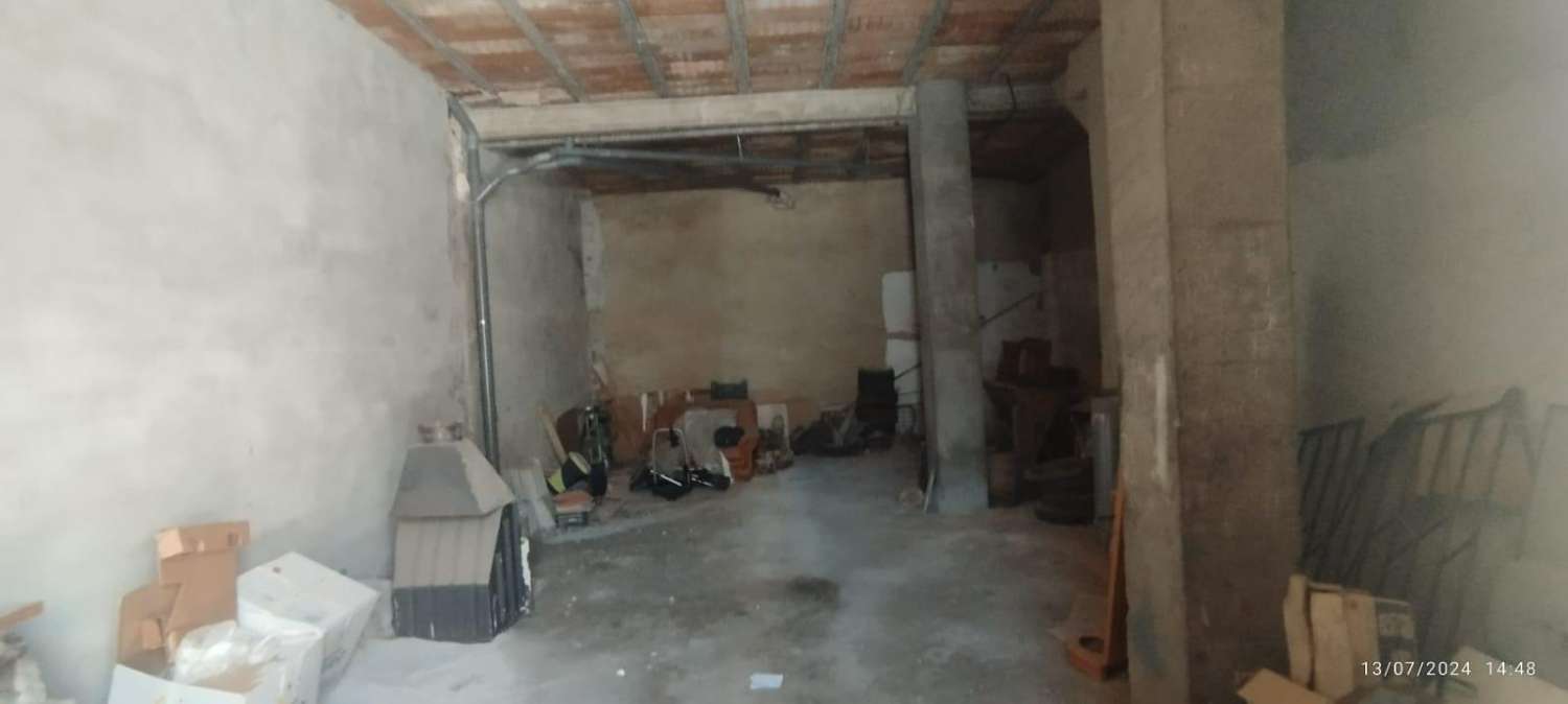 Stort trevåningshus till salu i Algarrobo