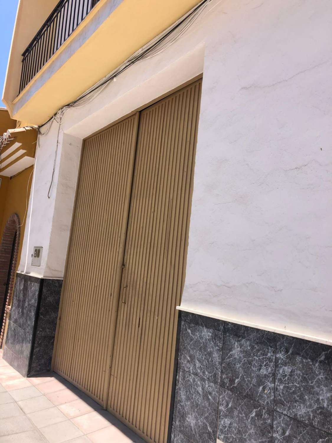 Stort trevåningshus till salu i Algarrobo