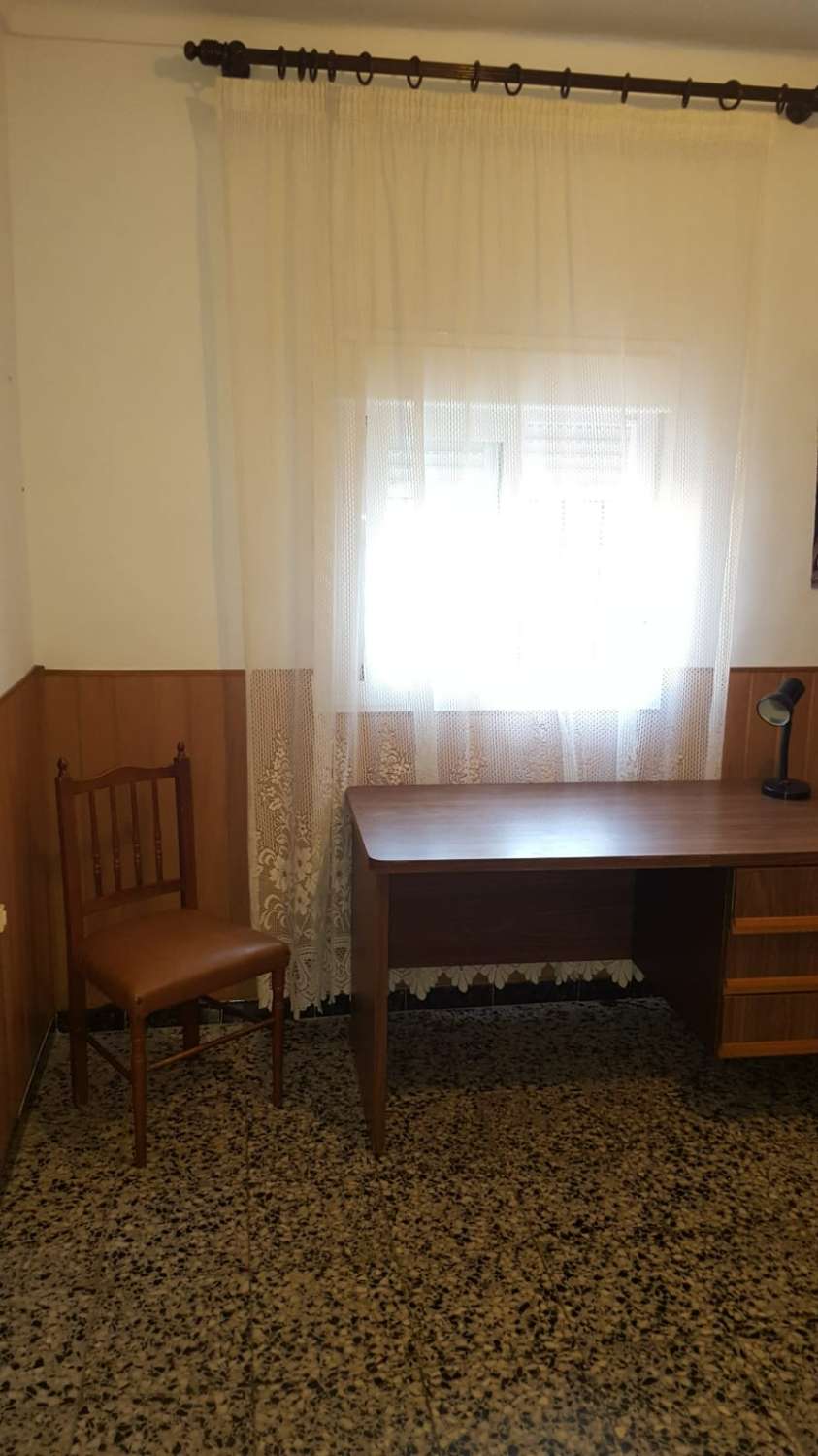 Grande maison de trois étages à vendre à Algarrobo