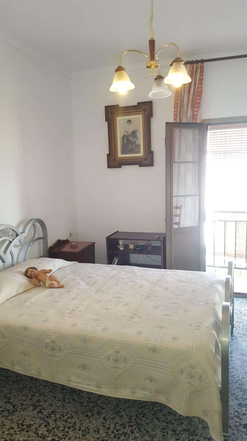 Stort trevåningshus till salu i Algarrobo