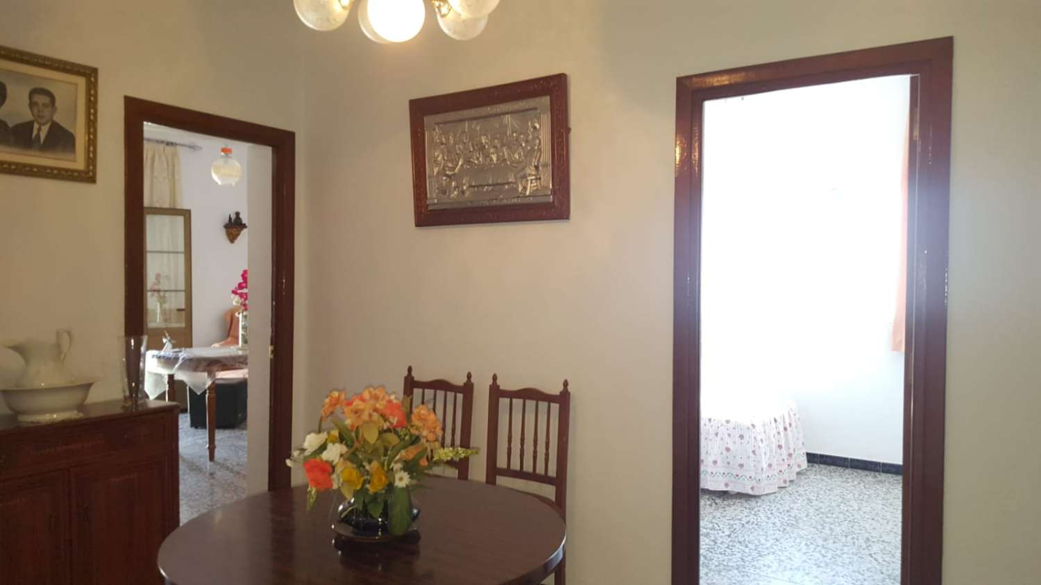 Grande maison de trois étages à vendre à Algarrobo