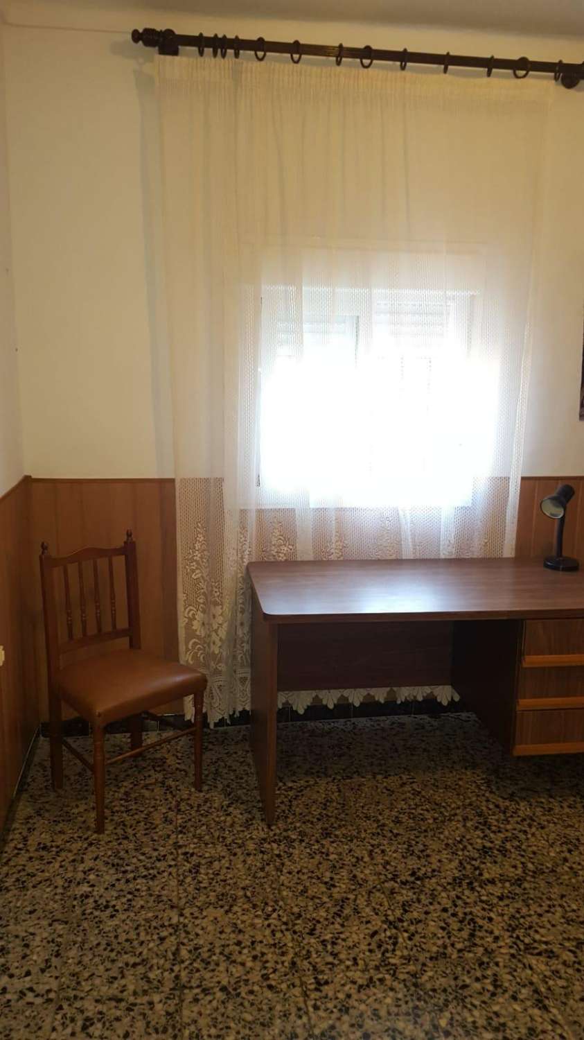 Stort trevåningshus till salu i Algarrobo