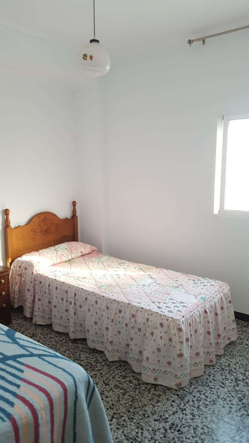 Grande maison de trois étages à vendre à Algarrobo