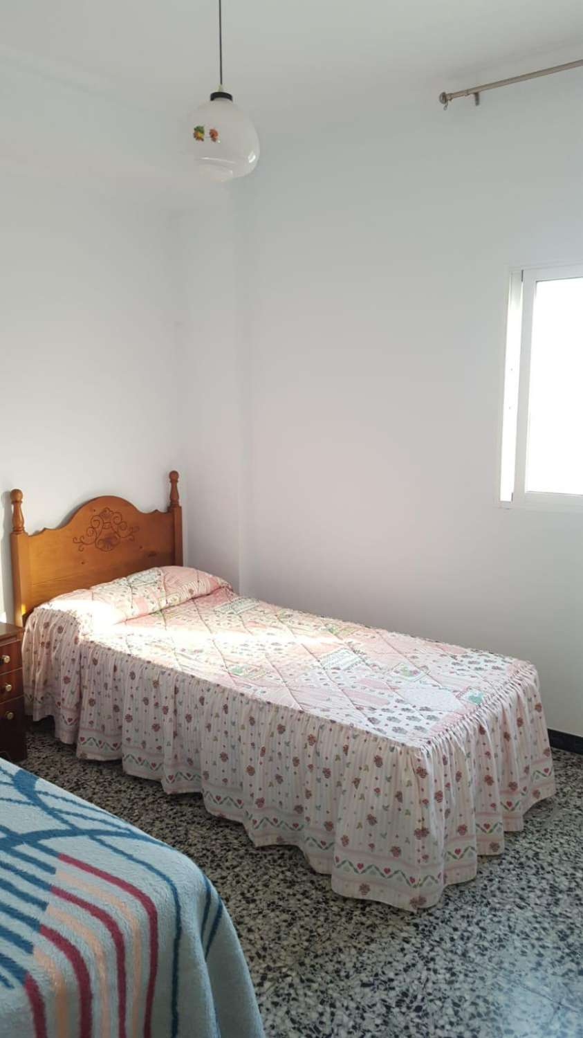 Stort trevåningshus till salu i Algarrobo